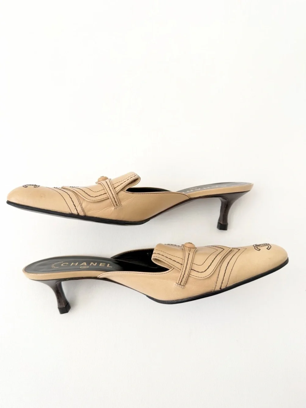 CHANEL‎ | Beige Leather CC Logo Mules Kitten Heel Slides EU 39.5 Y2K Vintage